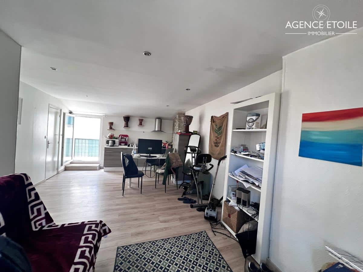 Marseille 6th apartment T1/2 of 35m2 with terrace