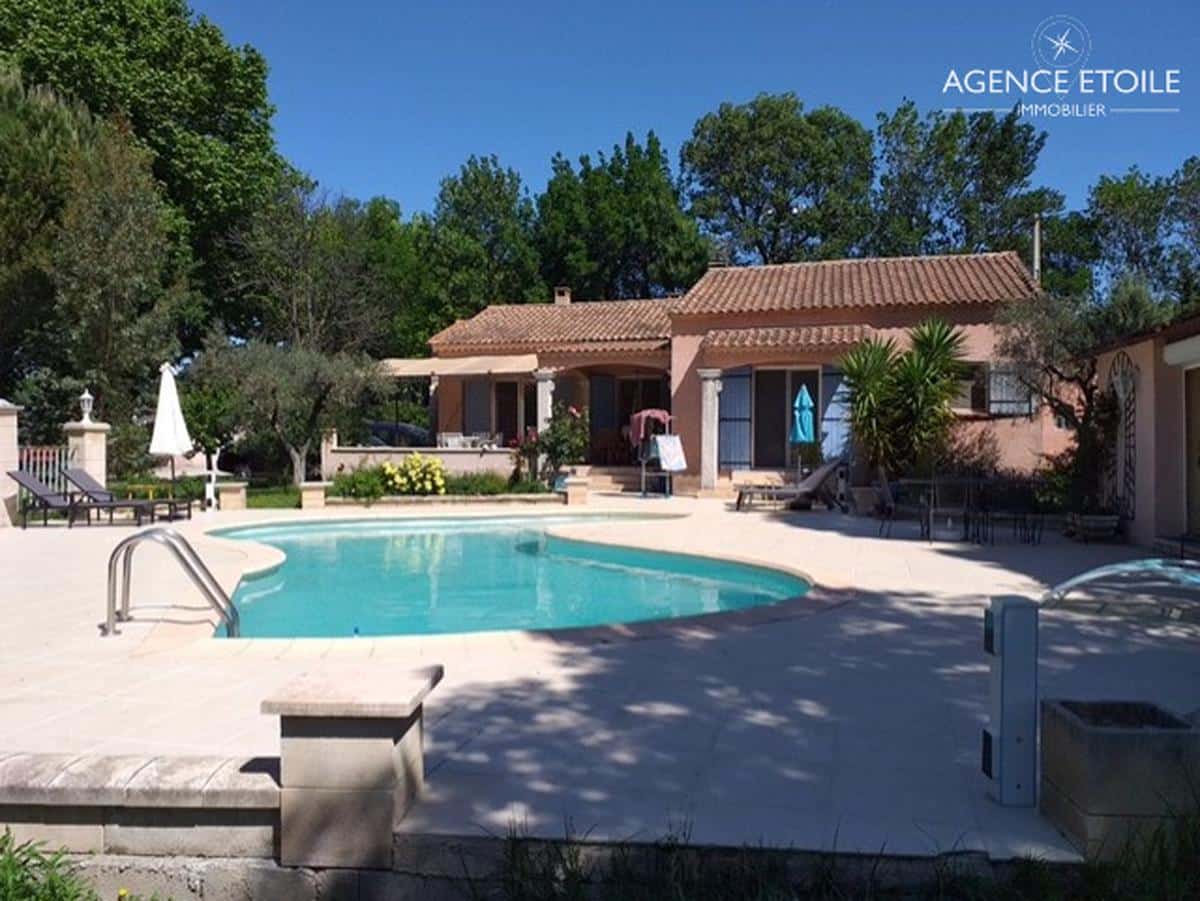 VILLA EYGUIERES SUR UN TERRAIN DE 1780M2