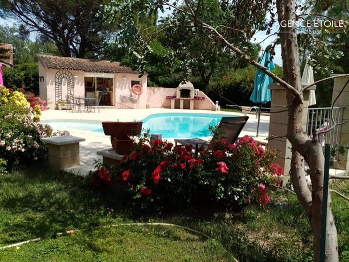 VILLA EYGUIERES SUR UN TERRAIN DE 1780M2