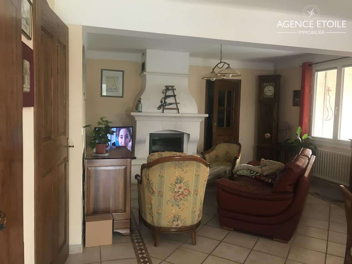 VILLA EYGUIERES SUR UN TERRAIN DE 1780M2