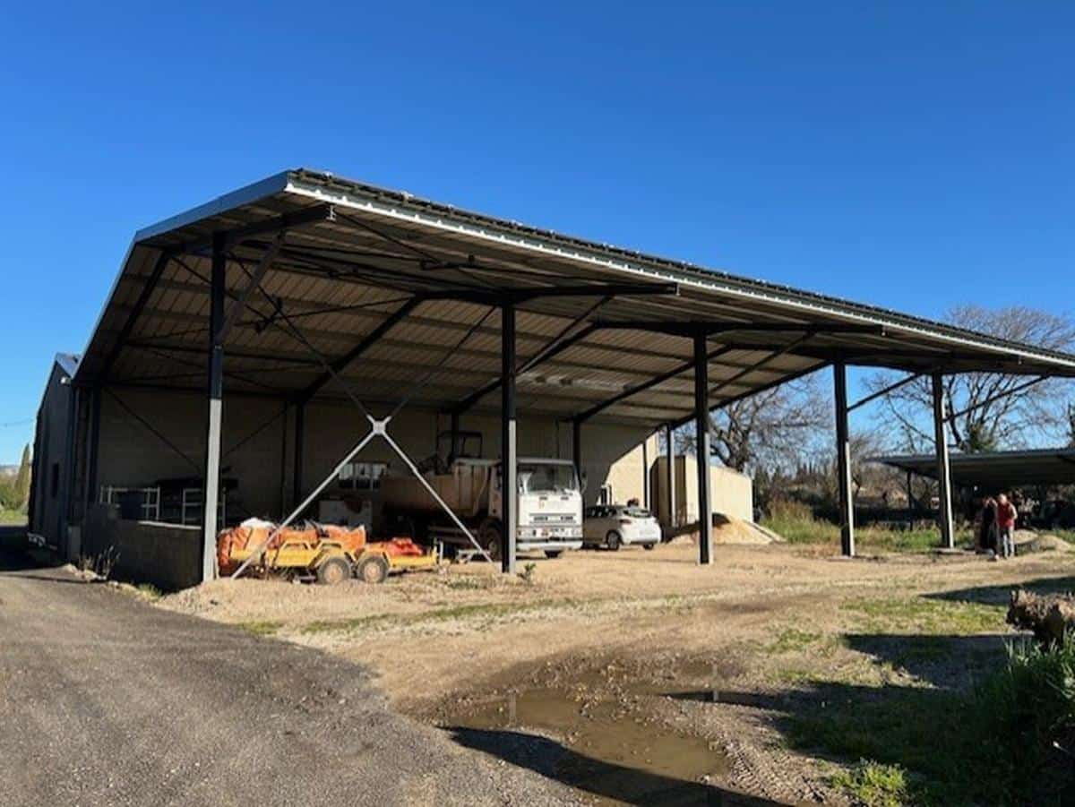 HANGAR OUVERT DE 312M2 A LOUER A EYGUIERES