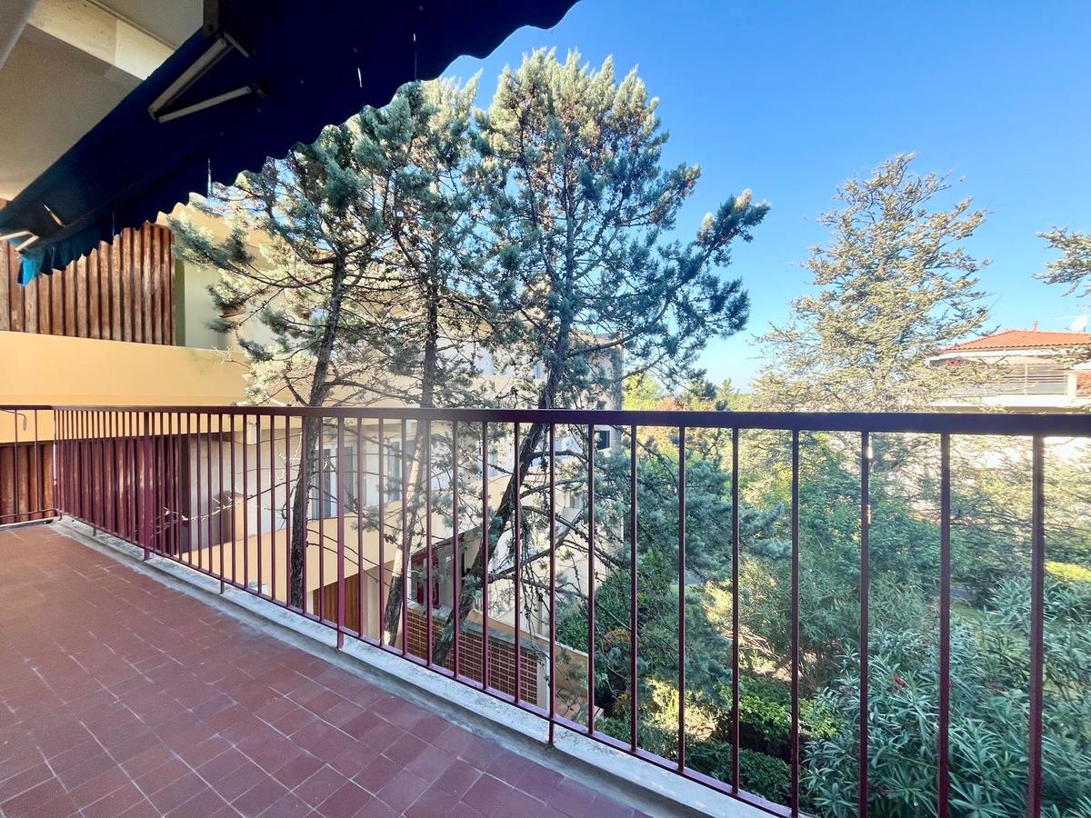 Beautiful 3/4 room renovated furnished apartment with balconies + cellar + shared parking