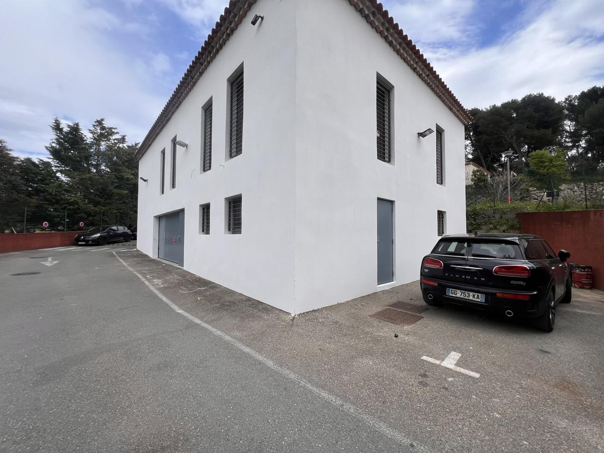 Activity room with storage space – 400 m2 – avenue p