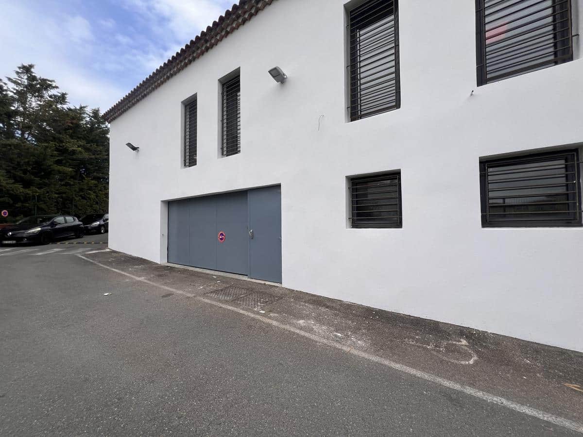 Activity room with storage space – 400 m2 – avenue p