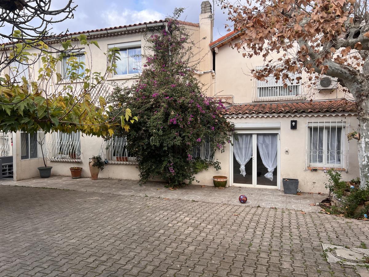 Maisons à vendre T5 et T2 - 252 m2 - Montolivet -...
