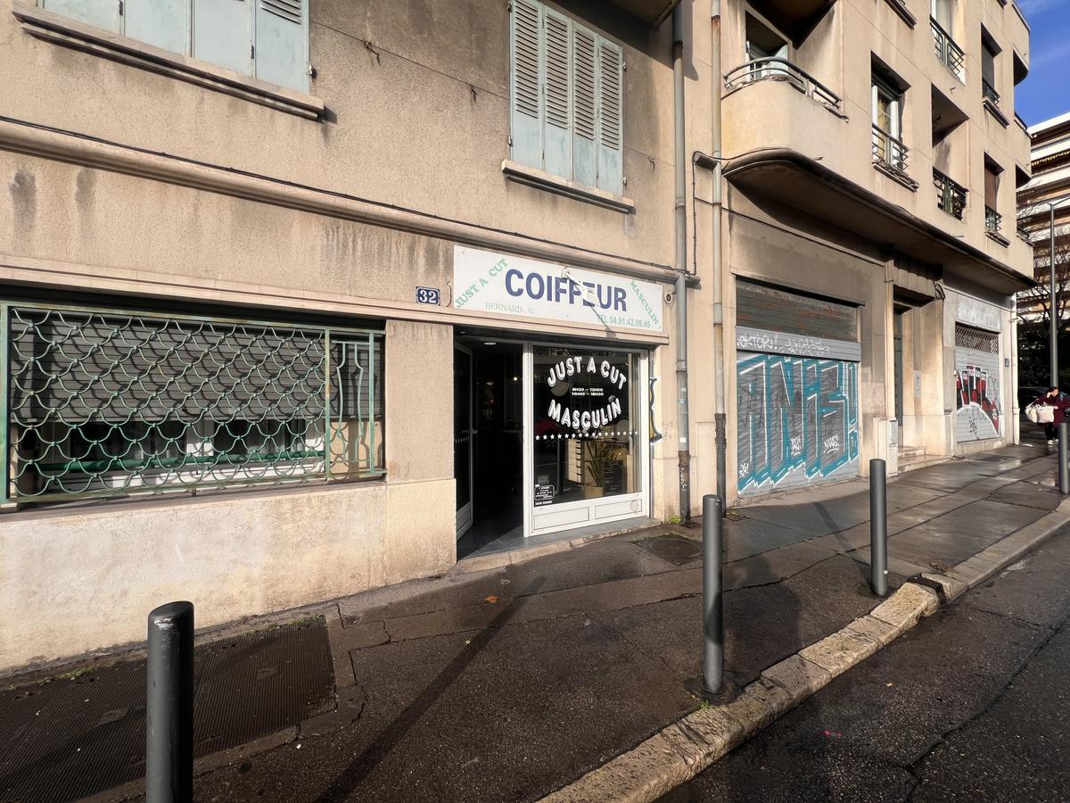 Right to commercial premises 14.43 m2 32 rue Madon 1