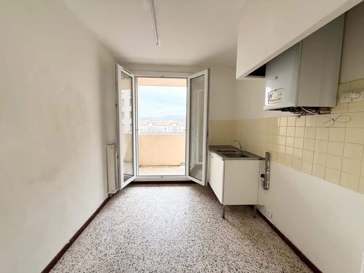 À vendre   T3 traversant avec balcons et parking   Impasse S