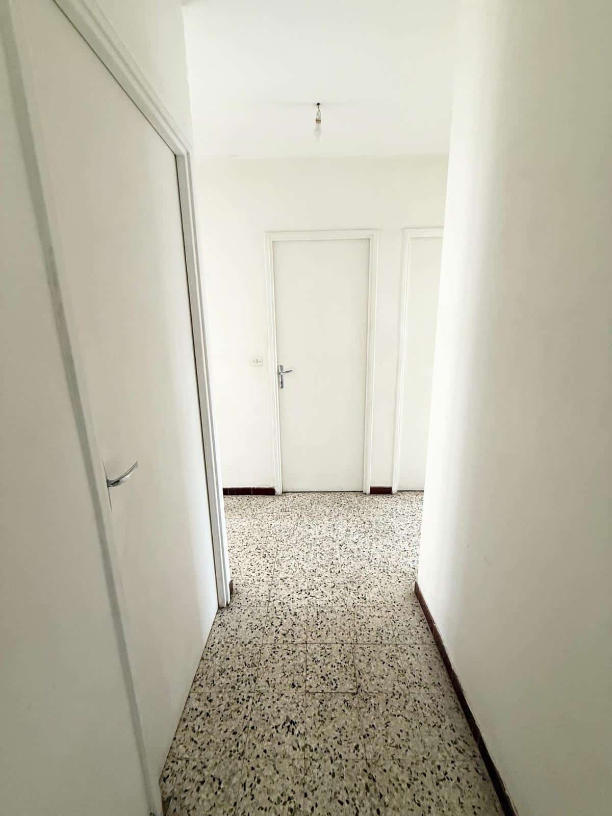 À vendre   T3 traversant avec balcons et parking   Impasse S