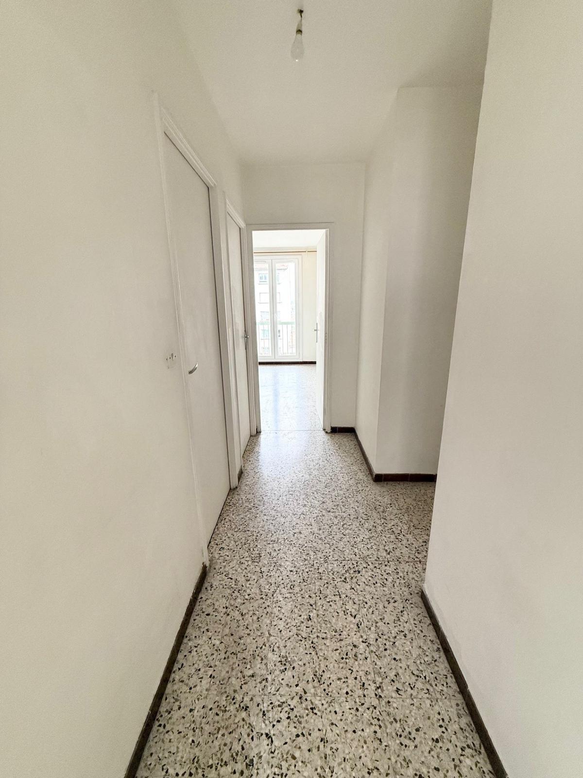 À vendre   T3 traversant avec balcons et parking   Impasse S