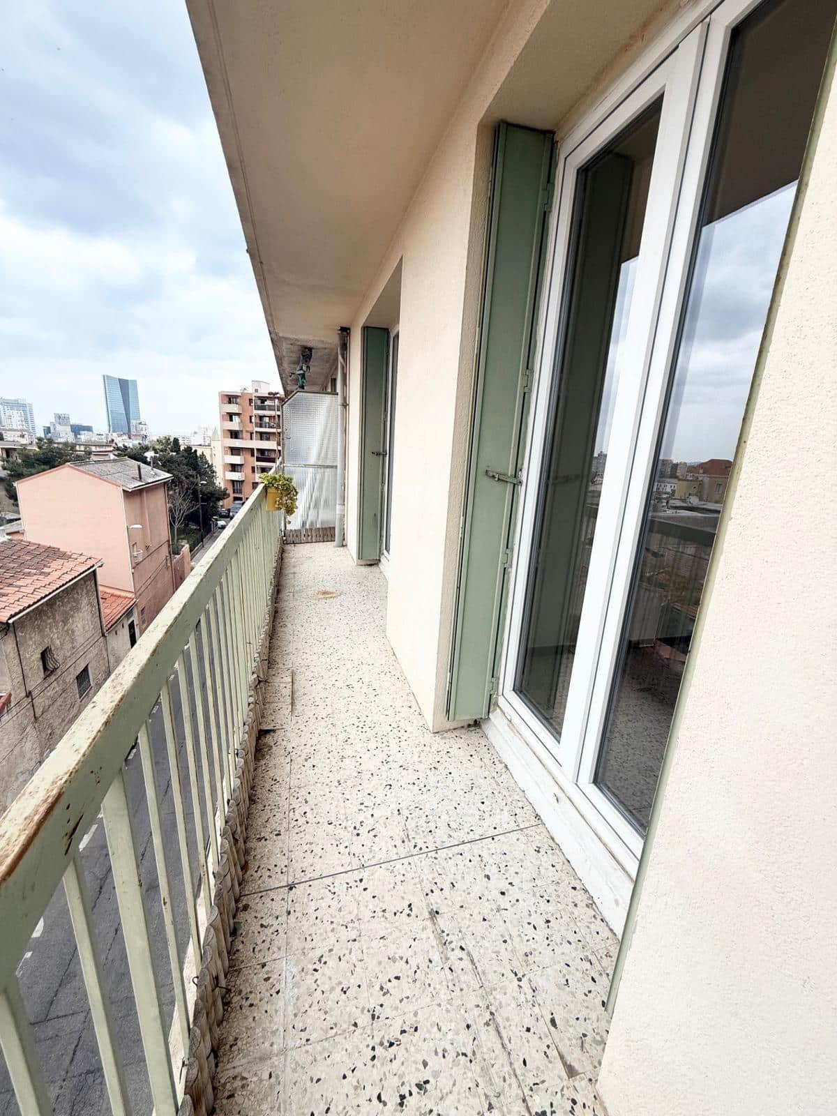 For sale T3 crossing with balconies and dead end parking