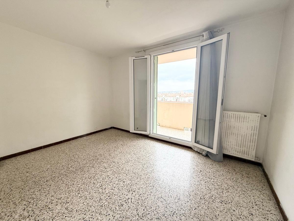 For sale T3 crossing with balconies and dead end parking