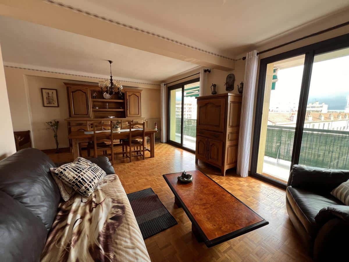Apartment T3/4 73 m2 crossing with balcony viewed