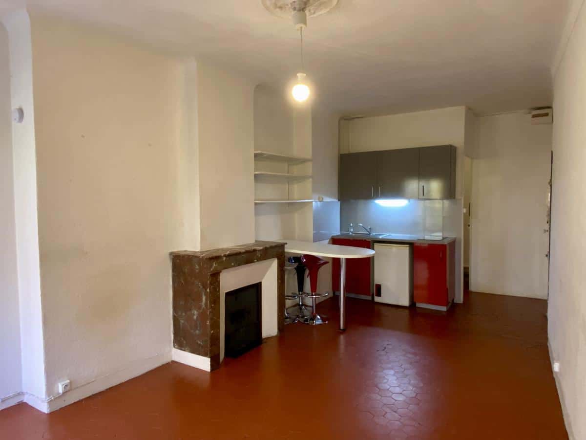 Empty 1-bedroom apartment in the city center
