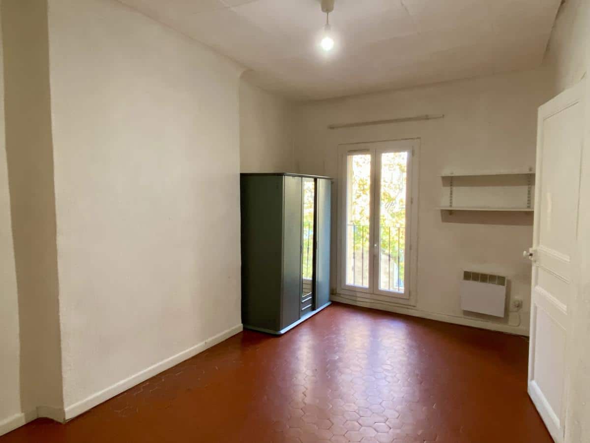 Empty 1-bedroom apartment in the city center