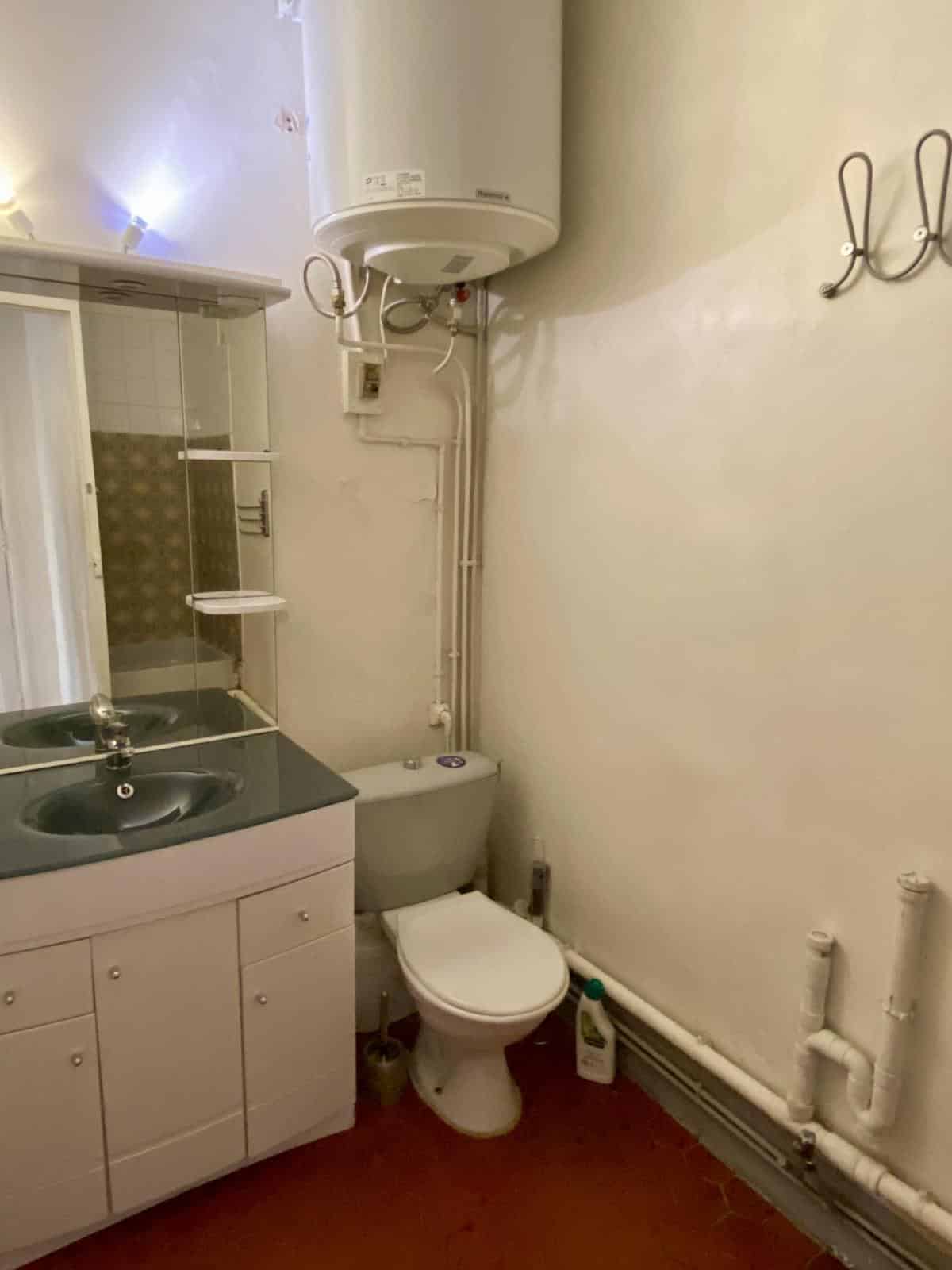 Empty 1-bedroom apartment in the city center