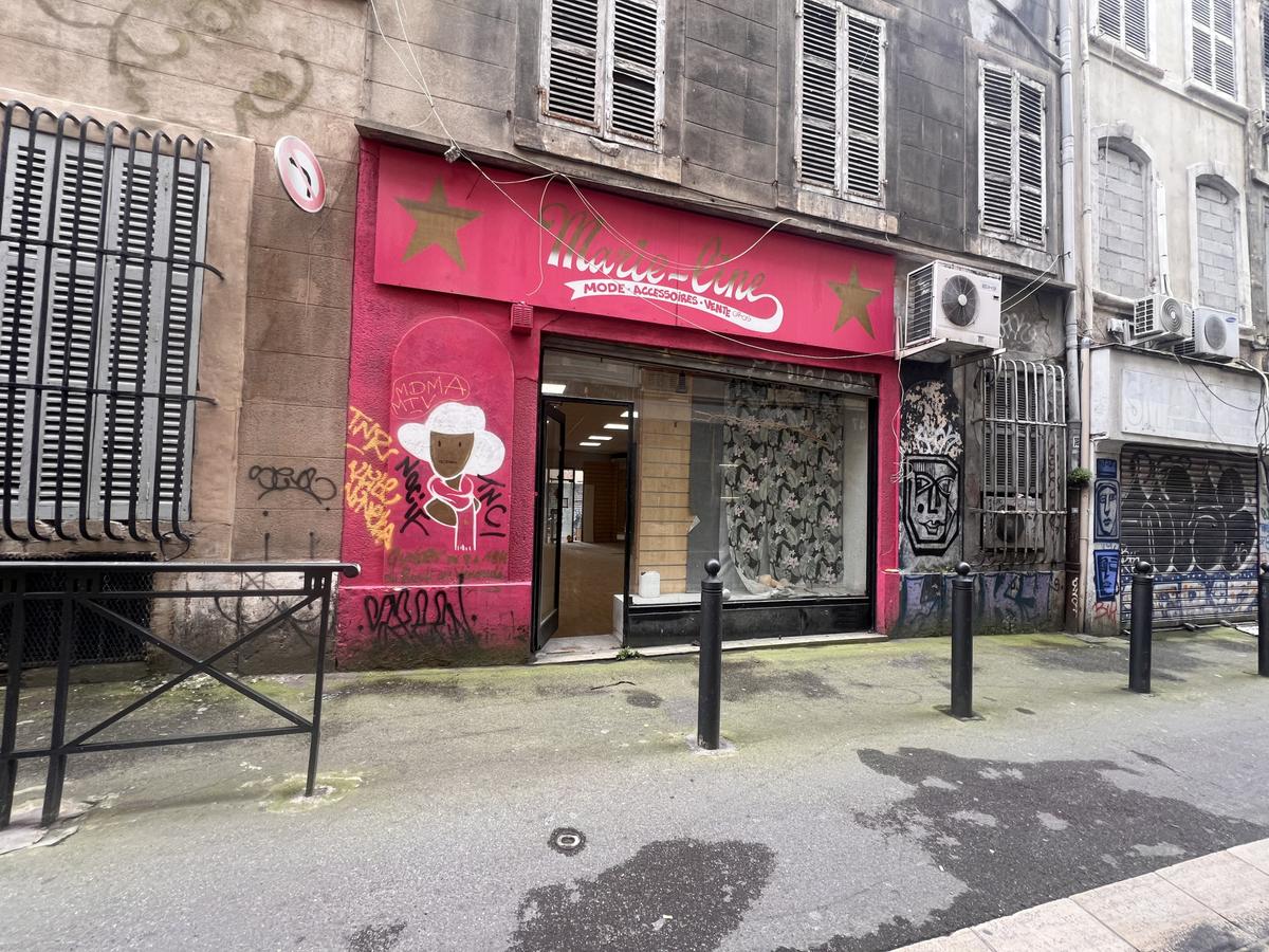 À LOUER – 55 RUE TAPIS VERT – LOCAL COMMERCIAL TRAVERSANT –