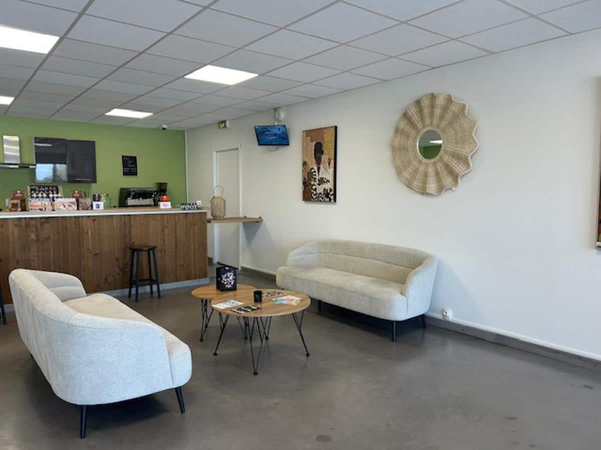 SALON – LOCAL 160 M2 A LOUER