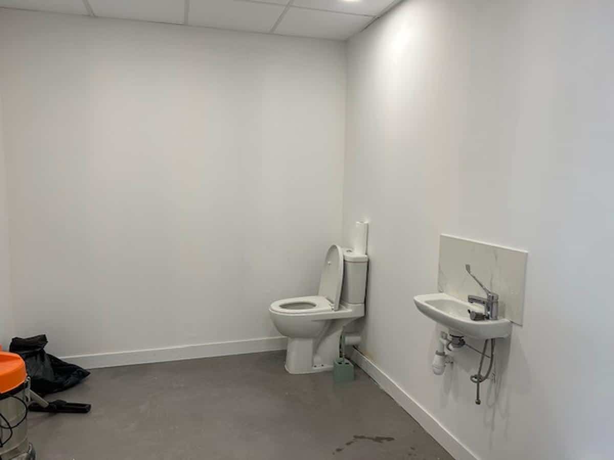 SALON – LOCAL 160 M2 A LOUER