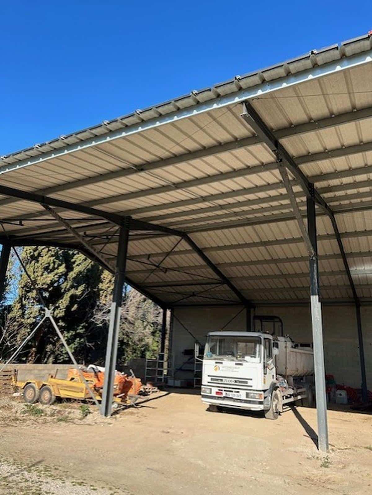 Open Hangar of 312m2 for rent in Eyguieres
