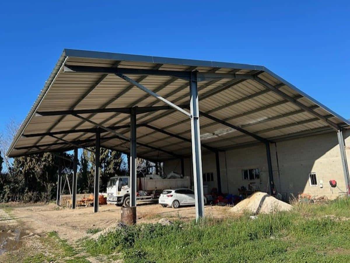 Open Hangar of 312m2 for rent in Eyguieres