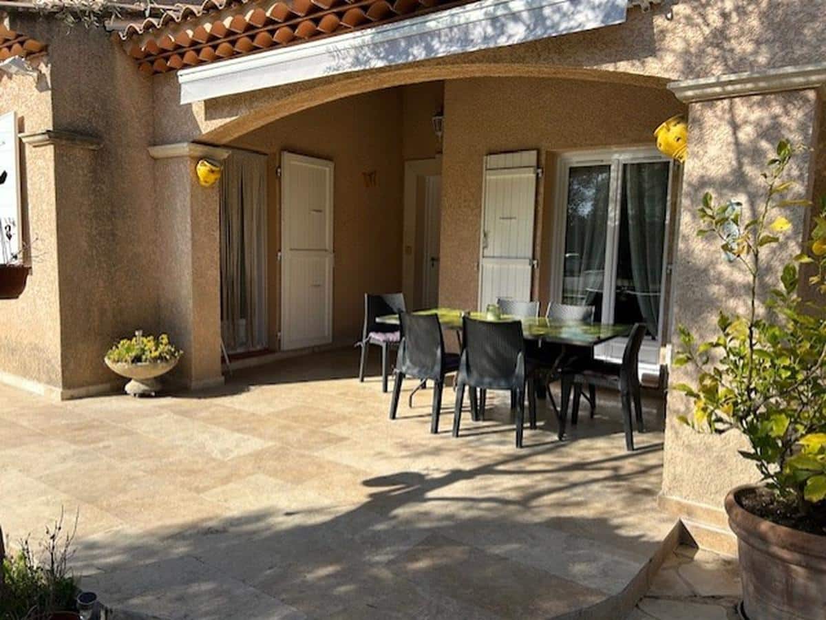 Villa T5 + 2 dwellings + activity premises for sale Lançon d