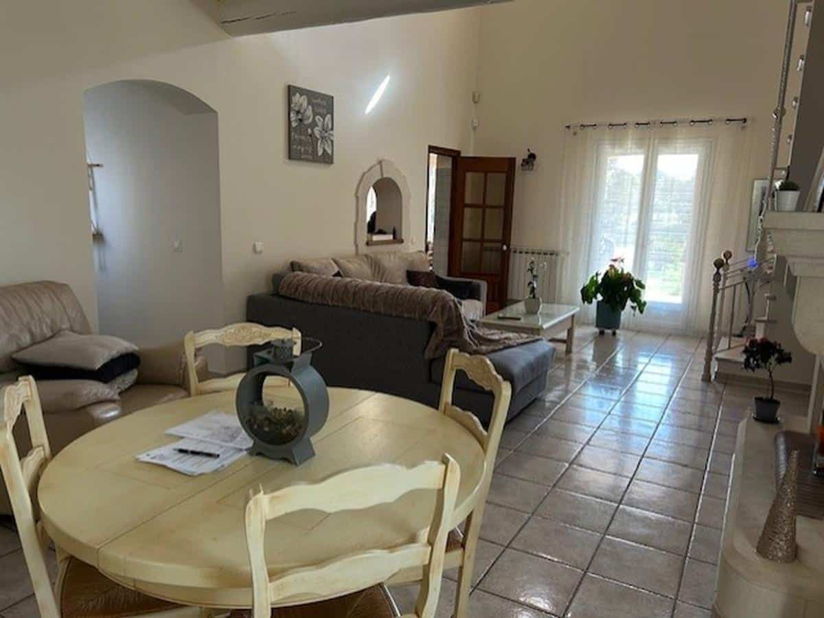 Villa T5 + 2 dwellings + activity premises for sale Lançon d