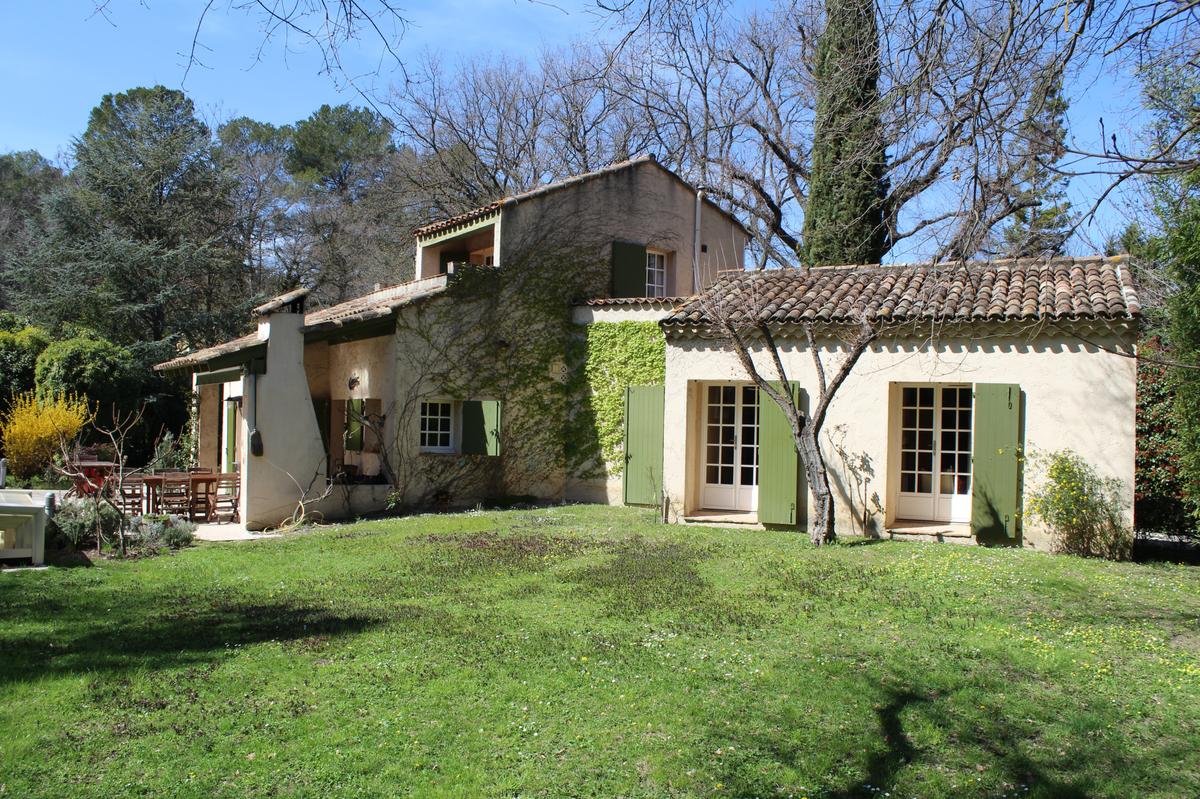 BELLE VILLA AVEC PISCINE ET JARDIN ARBORE SUR UN DOMAINE PRI