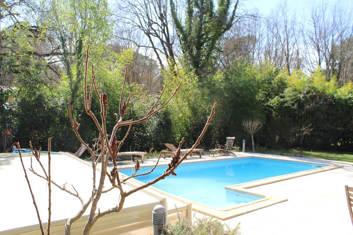 BELLE VILLA AVEC PISCINE ET JARDIN ARBORE SUR UN DOMAINE PRI