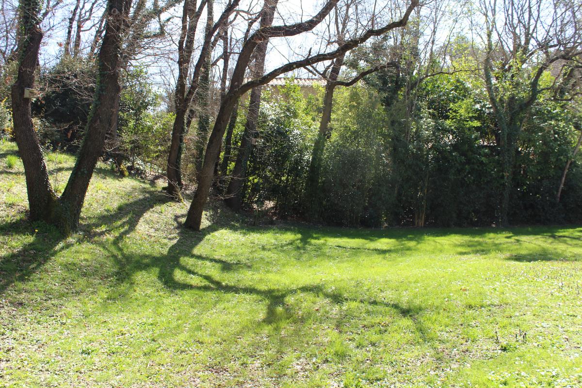 BELLE VILLA AVEC PISCINE ET JARDIN ARBORE SUR UN DOMAINE PRI