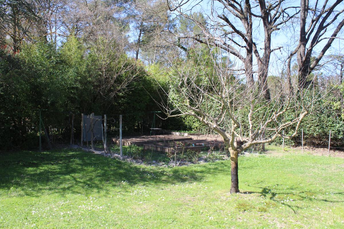 BELLE VILLA AVEC PISCINE ET JARDIN ARBORE SUR UN DOMAINE PRI