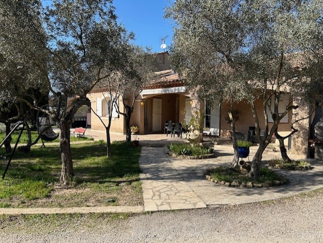 Villa T5 + 2 dwellings + activity premises for sale Lançon d
