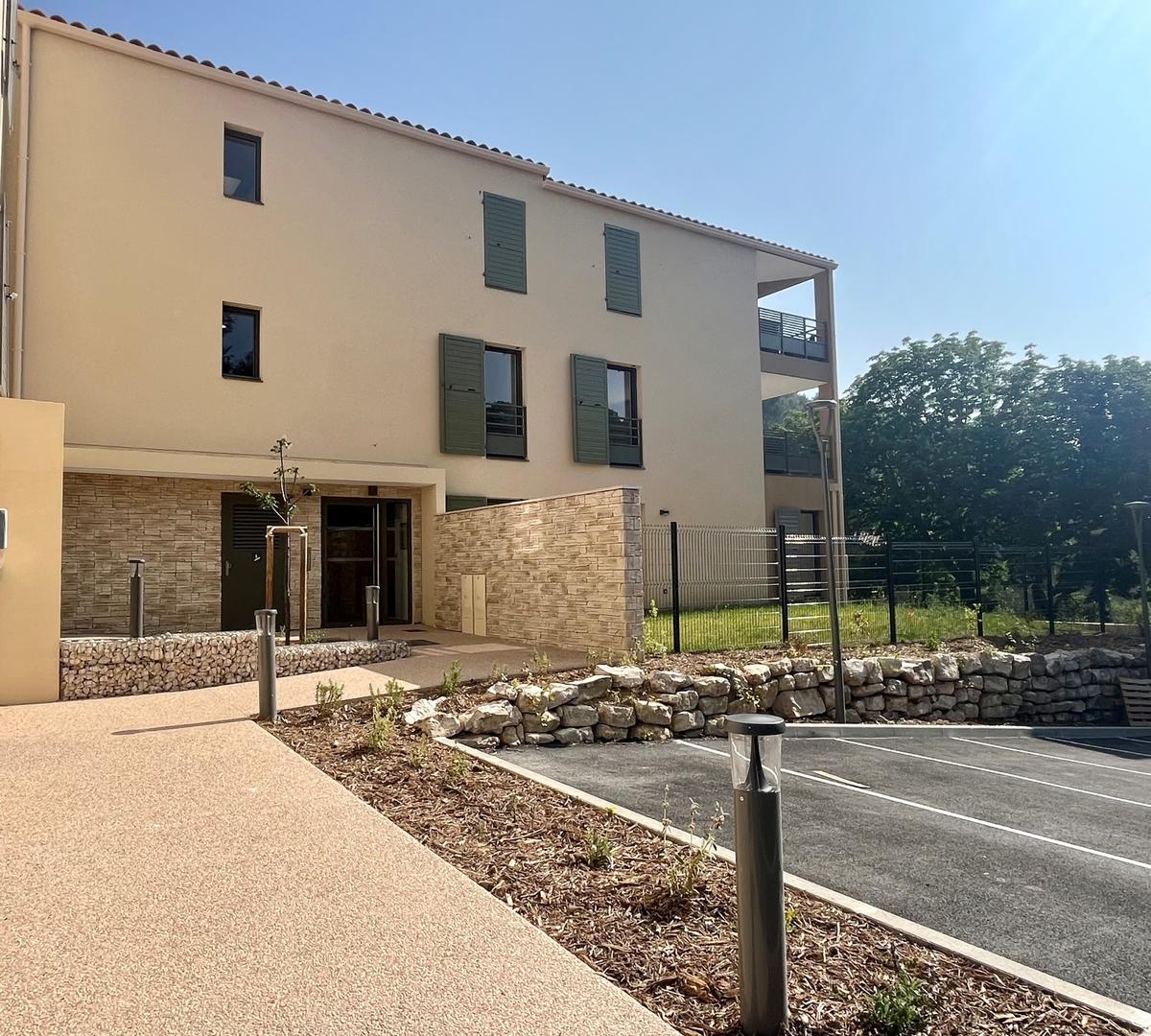 Aix-en-Provence – T2 avec terrasse et place de parking en so