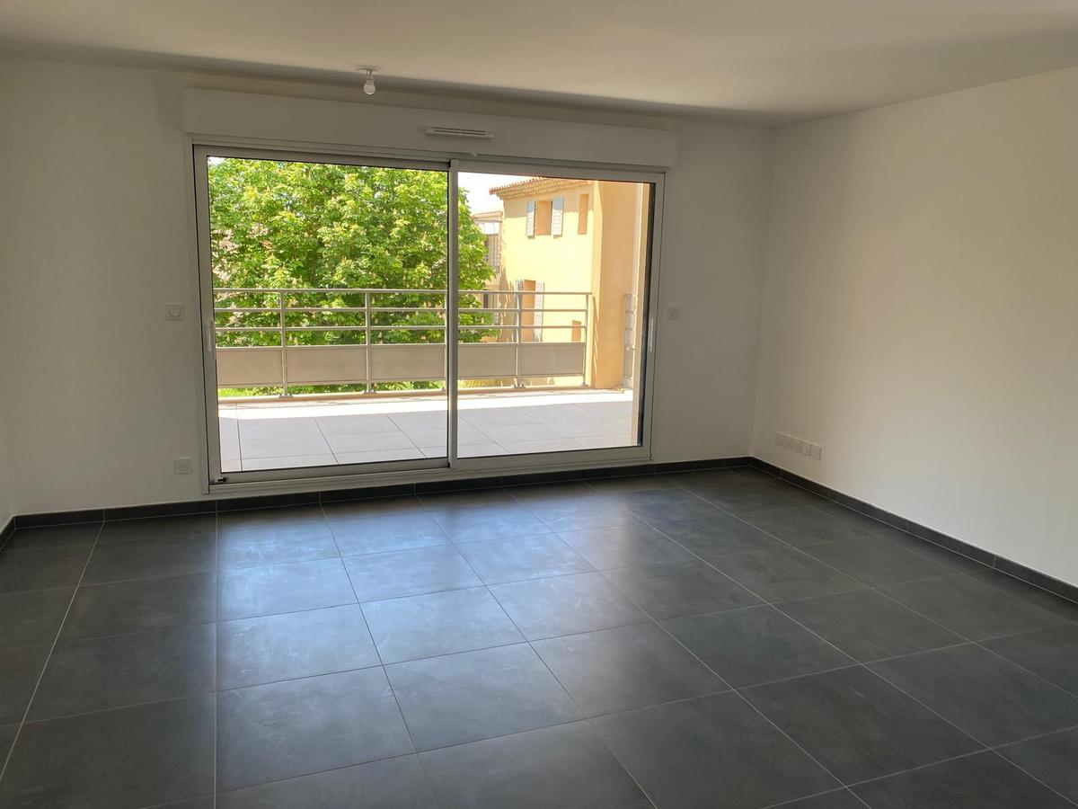 Aix-en-Provence – T2 avec terrasse et place de parking en so