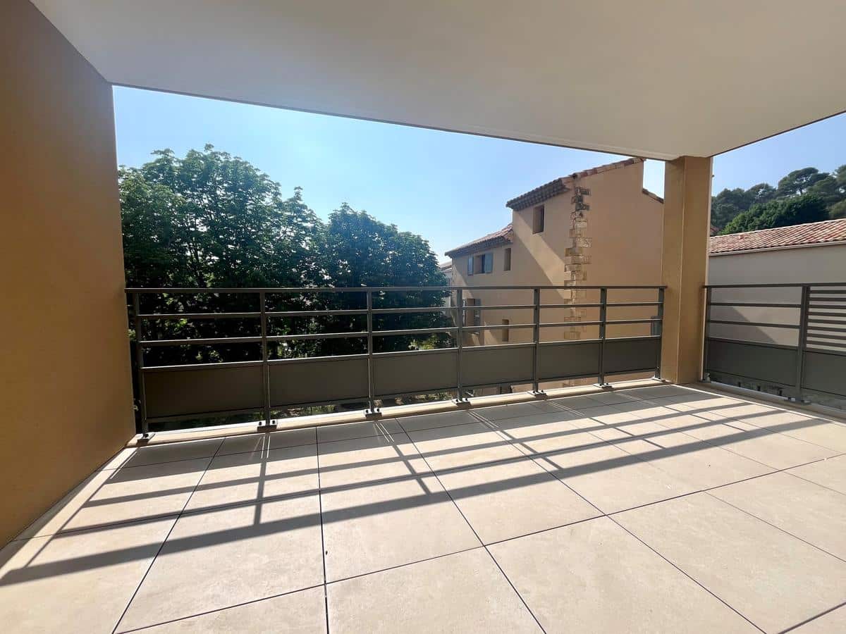 Aix-en-Provence – T2 avec terrasse et place de parking en so