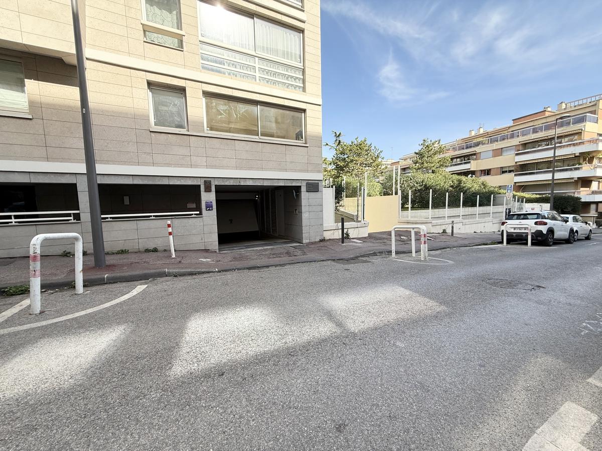 Garage double fermé de 27 m2 Bd lord Duveen Marseille 8ème