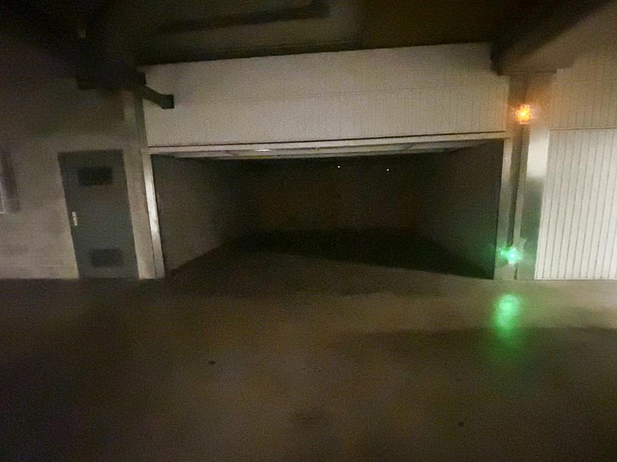 Double closed garage of 27 m2 bd Lord Duveen Marseille 8th