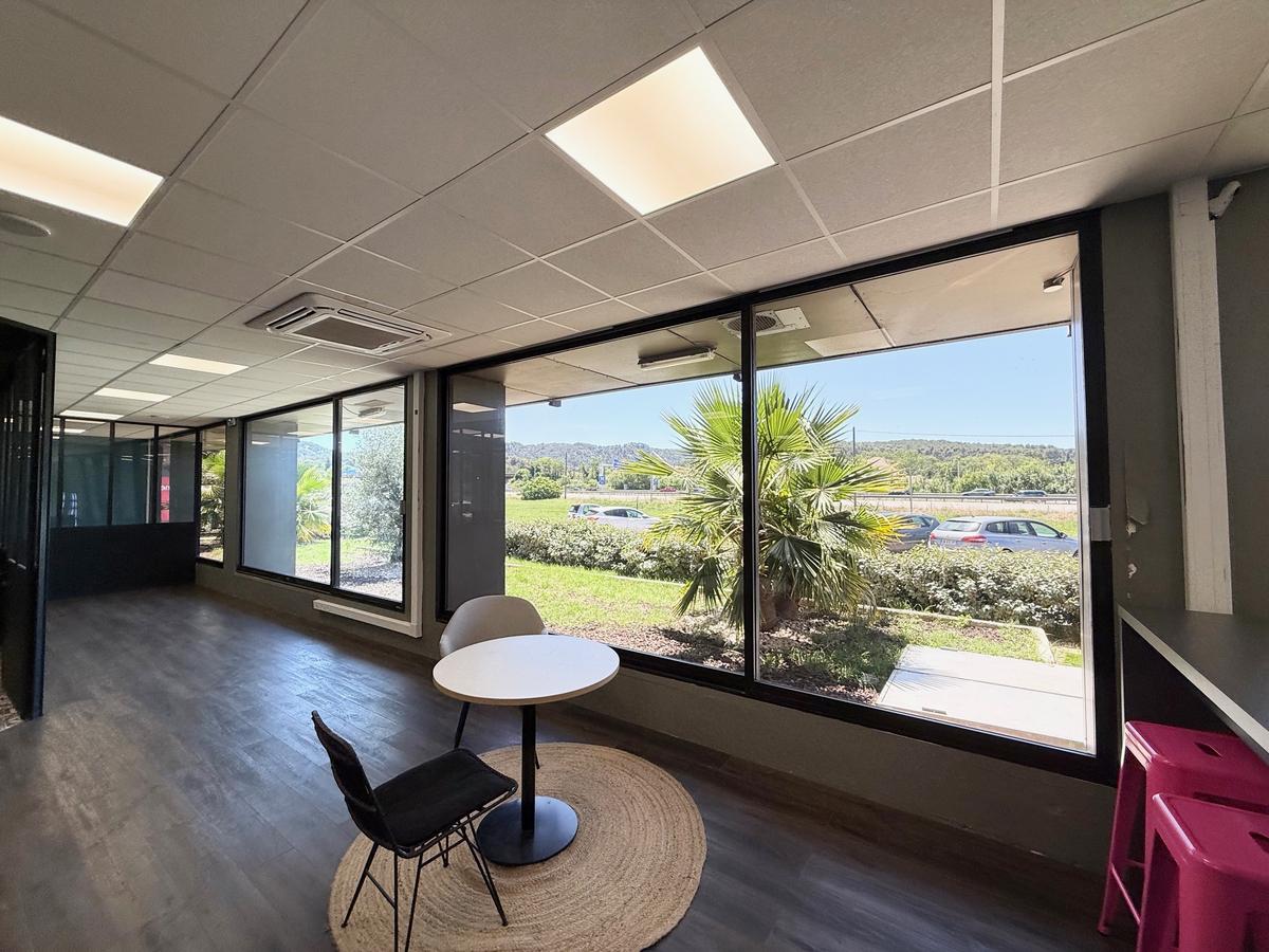 Local commercial de 210 m2 entièrement rénové – Les Pennes M