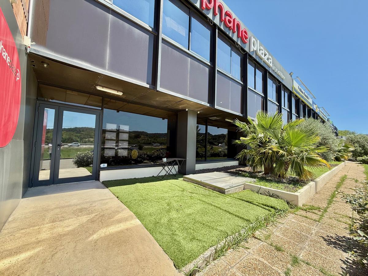 Local commercial de 210 m2 entièrement rénové – Les Pennes M