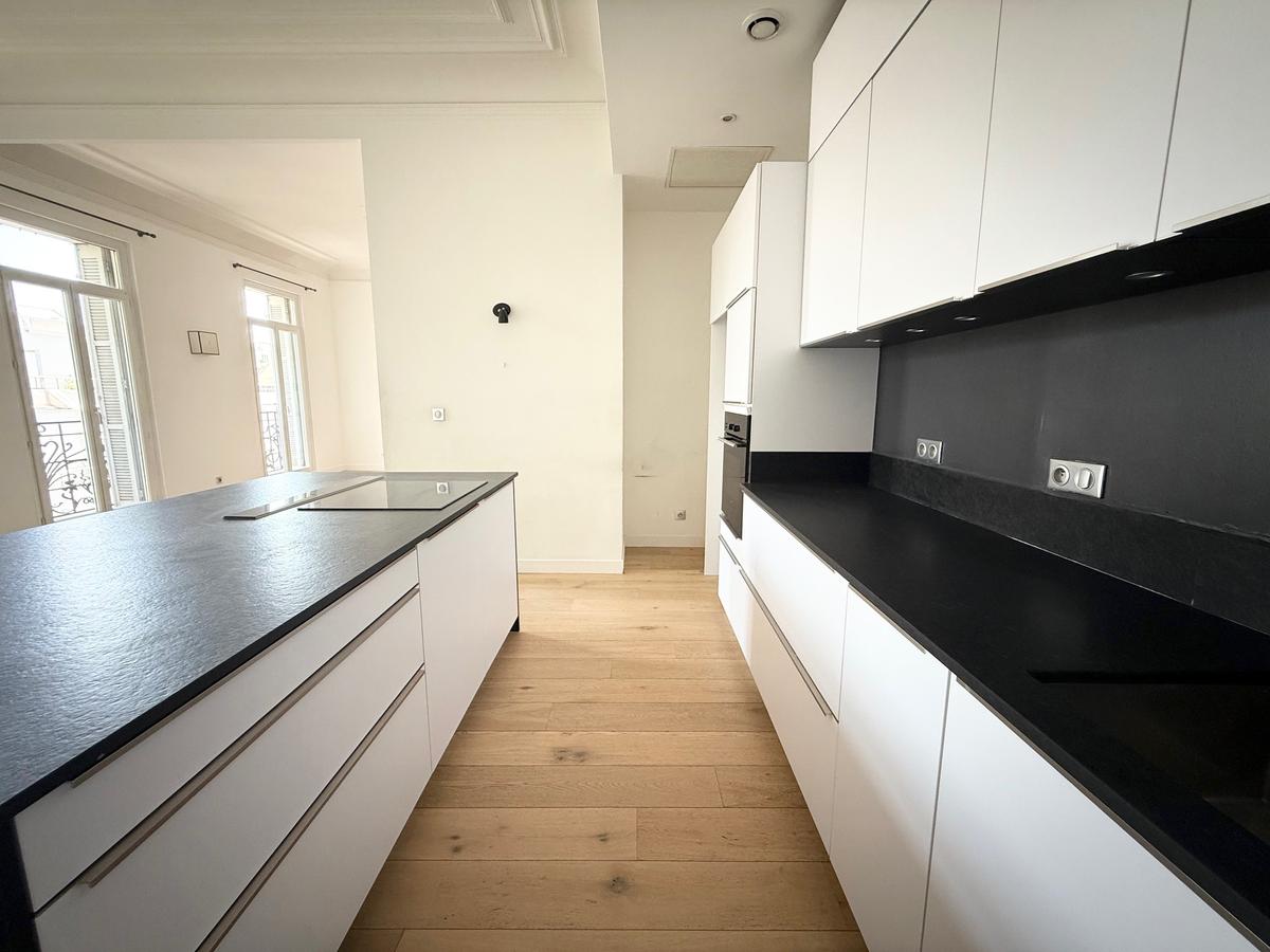 Type 5 of 142 m2 Marseille 8th gold square