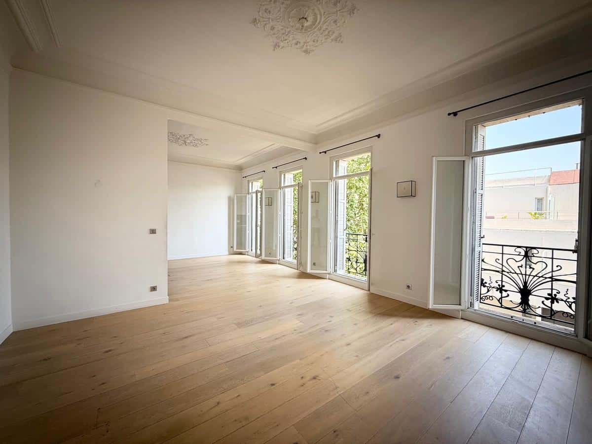 Type 5 of 142 m2 Marseille 8th gold square