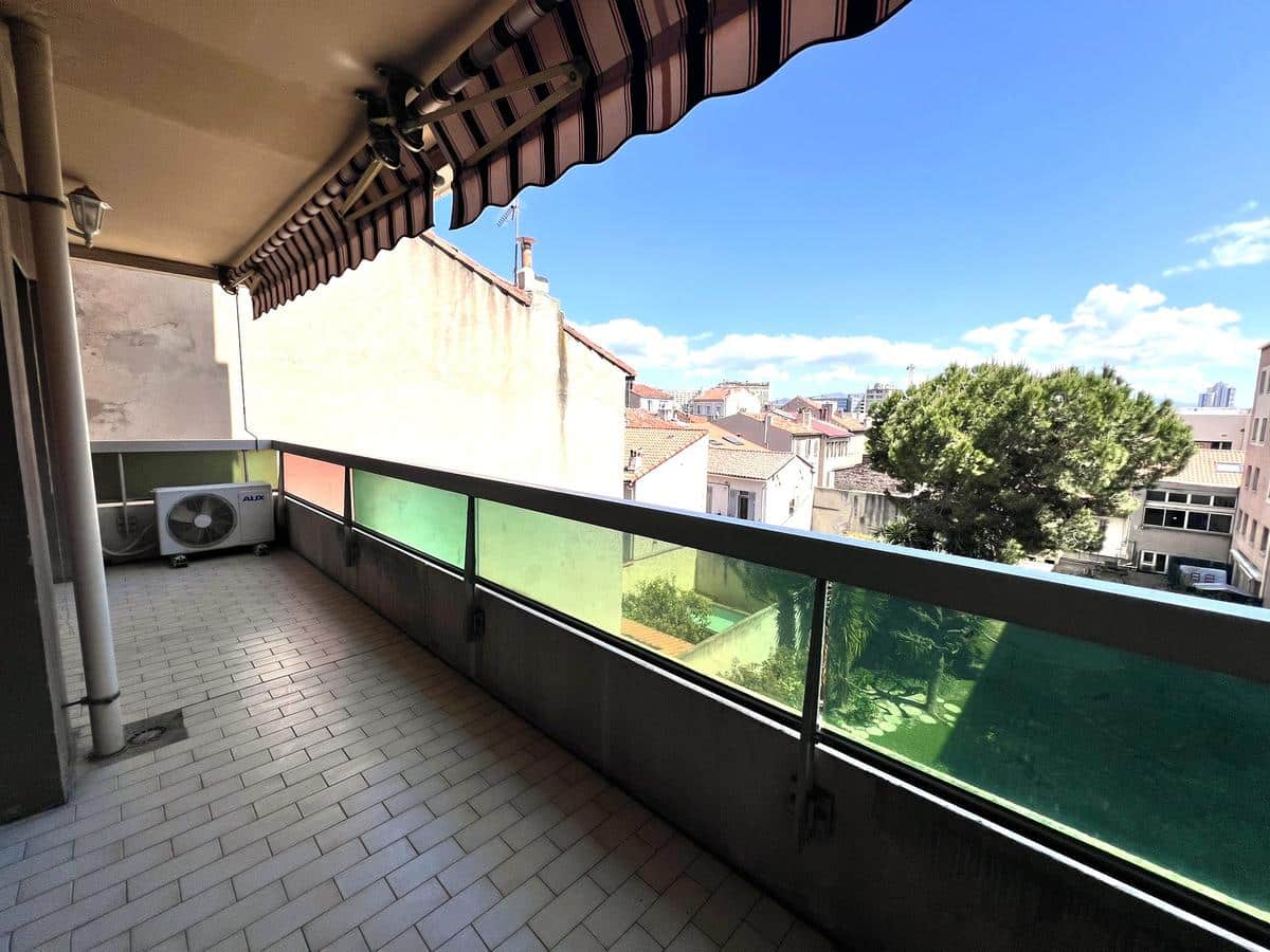 Appartement T2 Marseille 5ème avec terrasse et cav...