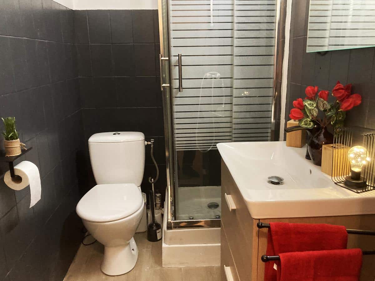TYPE 2 MEUBLE RUE BRETEUIL  – PROXIMITE VIEUX PORT 1o