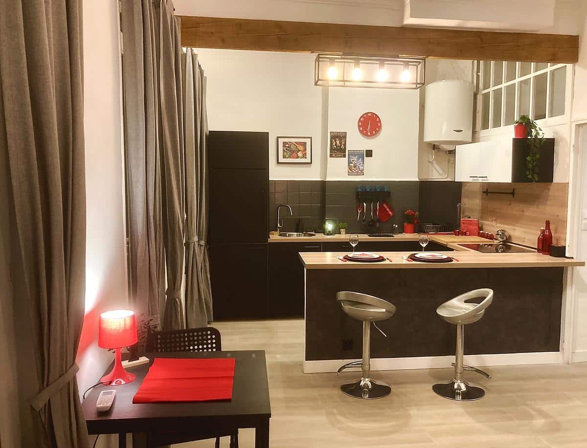 TYPE 2 MEUBLE RUE BRETEUIL  – PROXIMITE VIEUX PORT 1o