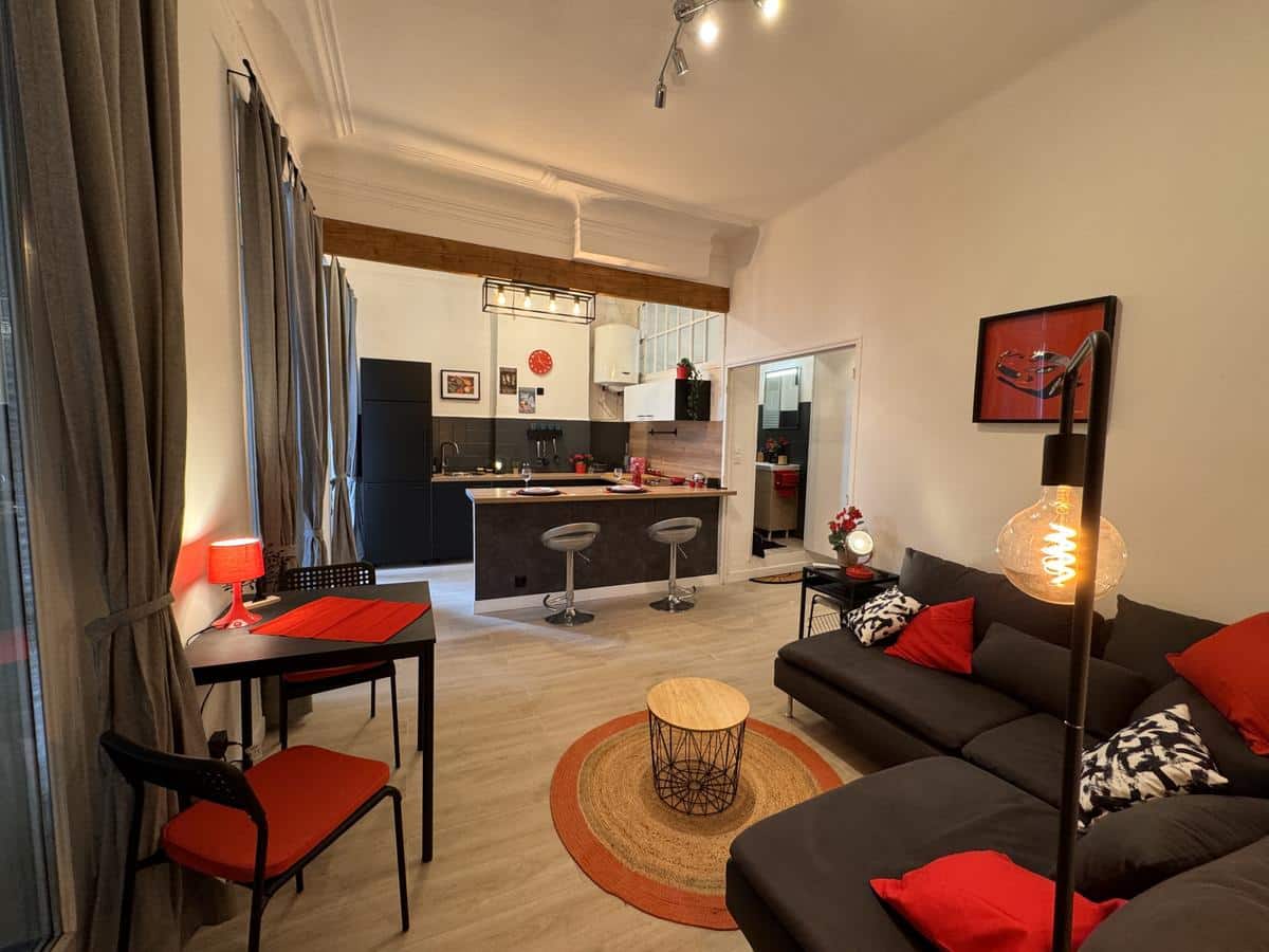 TYPE 2 MEUBLE RUE BRETEUIL  – PROXIMITE VIEUX PORT 1o