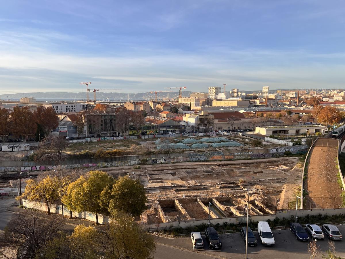 Large T2 with balcony - top floor - new residence...