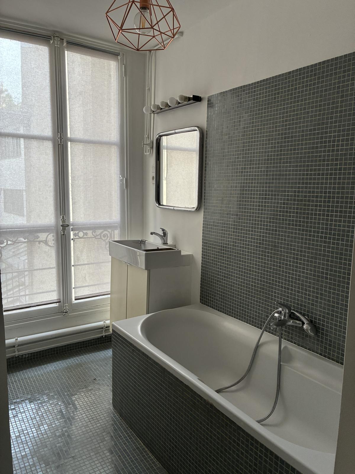 10ème J BONSERGENT/CANAL SAINT MARTIN : GRAND STUDIO MEUBLÉ