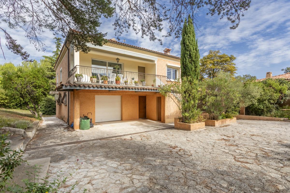 Beautiful villa in a quiet environment with exceptional views