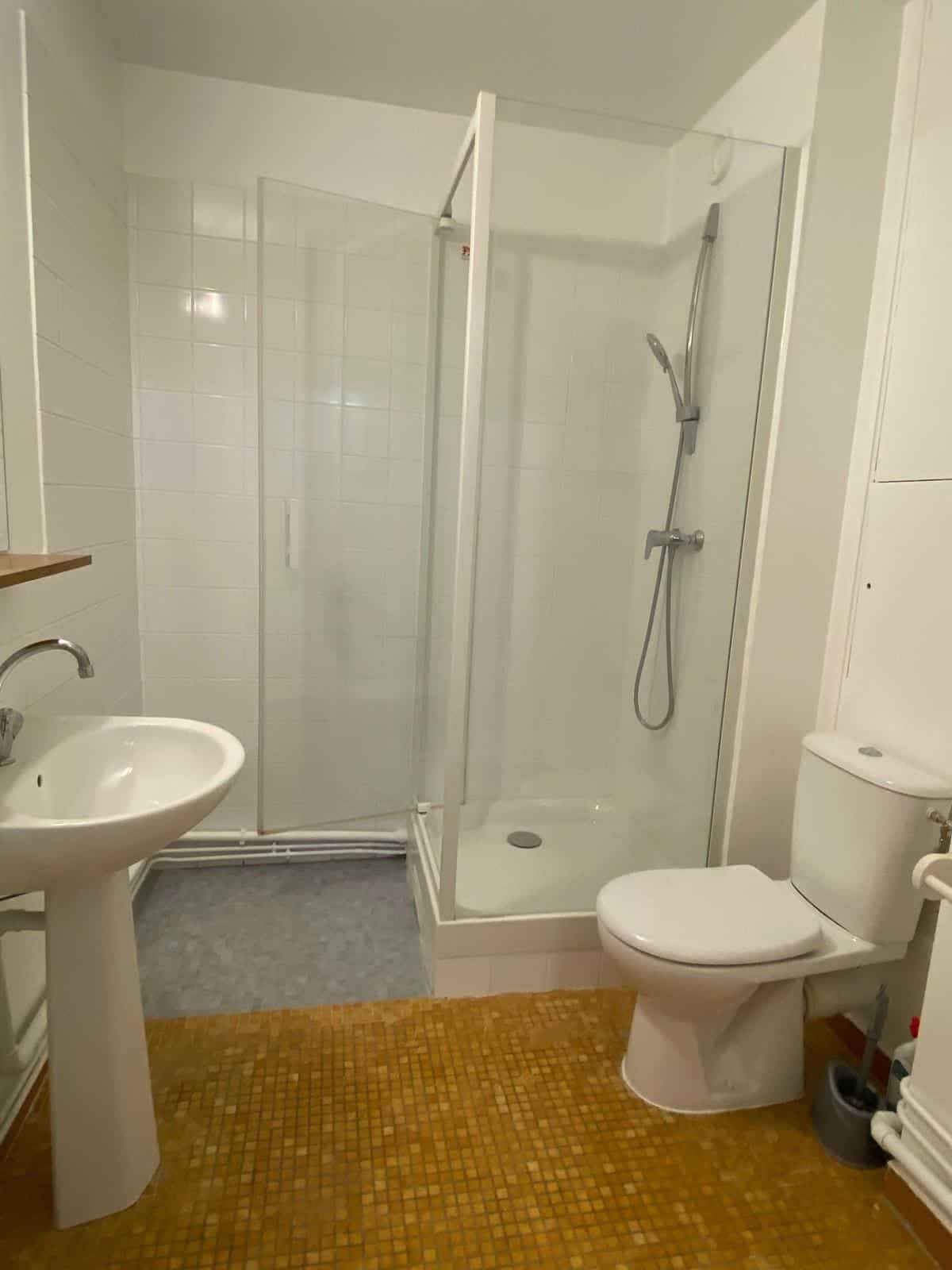10ème COLONEL FABIEN / RUE LOUIS BLANC : studio REFAIT NEUF