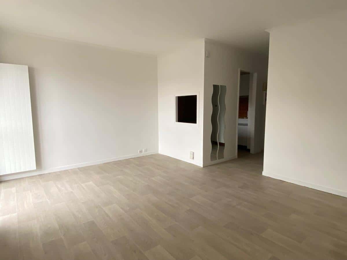 10th COLONEL FABIEN / RUE LOUIS BLANC: RENOVATED studio