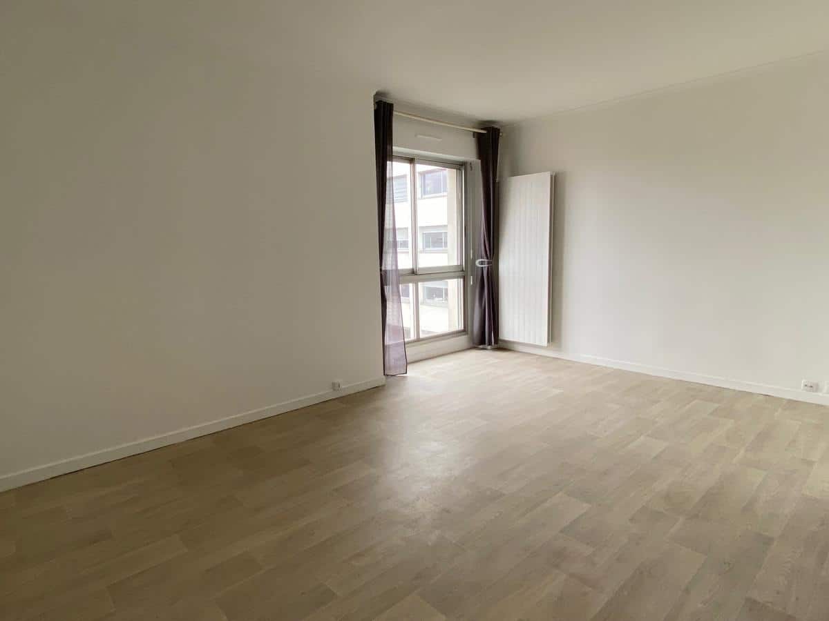 10th COLONEL FABIEN / RUE LOUIS BLANC: RENOVATED studio